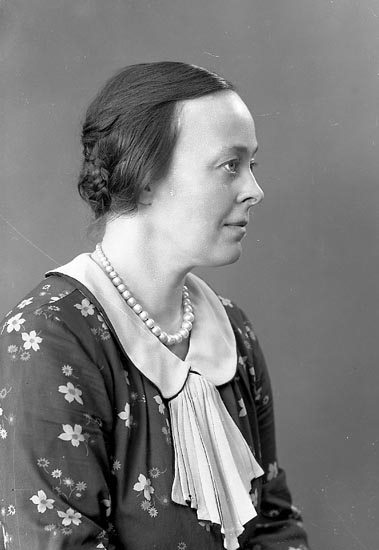 Enligt fotografens journal nr 6 1930-1943: "Svenungsson, Fr. Ingrid Här".
Enligt fotografens notering: "Lärarinnan Fr. Ingrid Svenungsson Nyborgs skola Stenungsund".