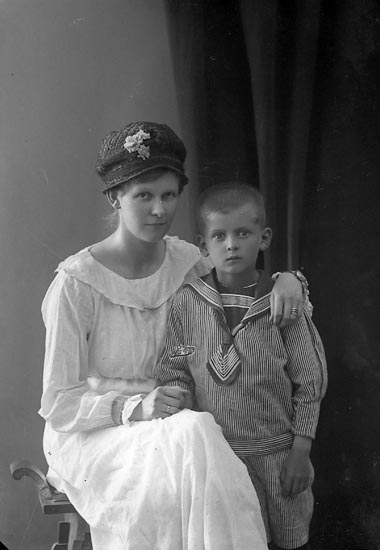 Enligt fotografens journal nr 4 1919-1922: "Taube, Fru Åregren, Svenshögen".