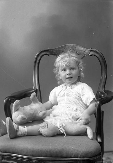 Enligt fotografens journal nr 6 1930-1943: "Olsson, Birgit adr. Lantm. Olsson Här".