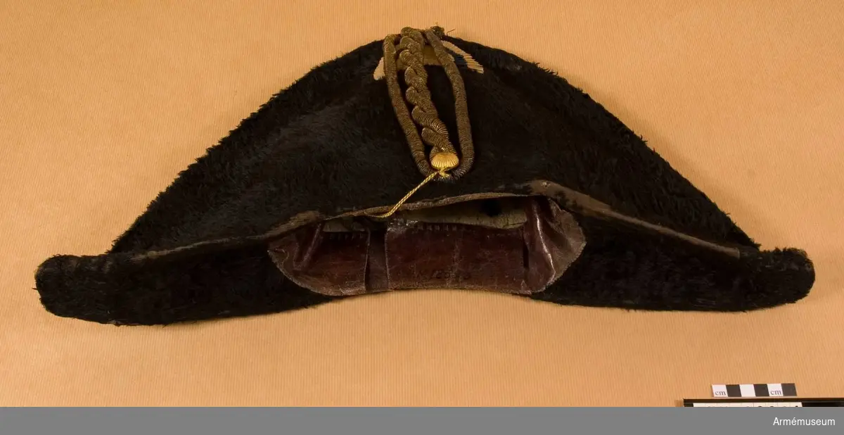 Grupp C I.
Trekantig hatt för officer vid artilleriet.