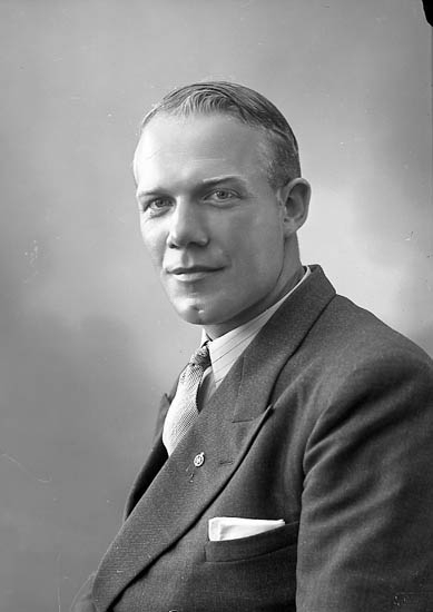 Enligt fotografens journal nr 6 1930-1943: "Johansson, Herr Edvard Här".
