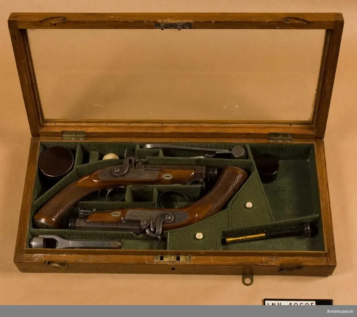 Grupp E III.

Pistoler förvaras i lådan.

Samhörande nr 40684-5, slaglåspistol, låda.
