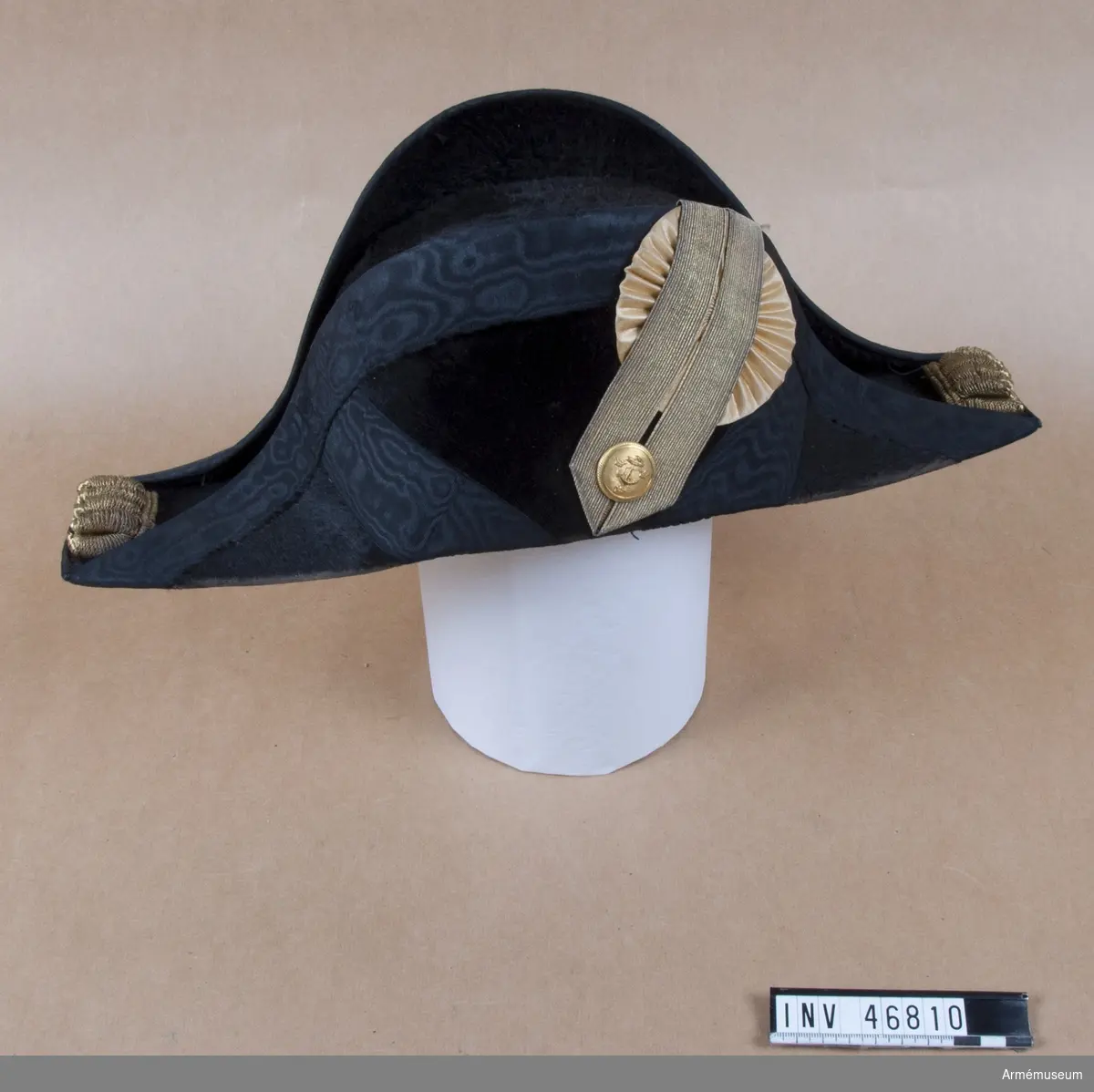 Grupp C I.
Trekantig hatt med samhörande träfodral.
Ur uniform för officer/löjtnant i kungliga flottan. Består av  frack, väst, trekantig hatt, sabelkoppel.
