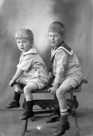 Enligt fotografens journal nr 5 1923-1929: "Arfwidsson, Nils".
Enligt fotografens notering: "Bengt o Nils Arfwidsson Alströmerg. 1, Gbg".