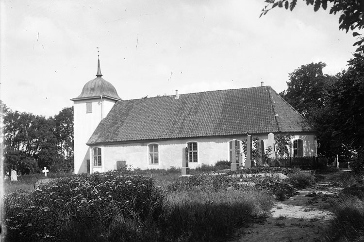 Enligt fotografens notering: "Jörlanda (gamla) kyrkan".



