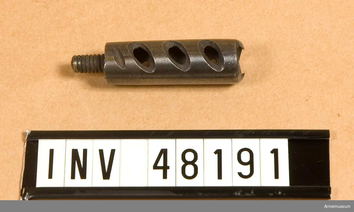 Samhörande nr är 48191-2, verktyg till pistol.
Grupp E VIII.
Verktyg till pistol förändm/1850. 
Samhörande är plunder- och rengöringskrats samt skruvnyckel, tappnyckel, nötuttryckare, nötpåtryckare och fjäderess i ett stycke. Kratsen kan skruvas fast på kombinationsverktyget.