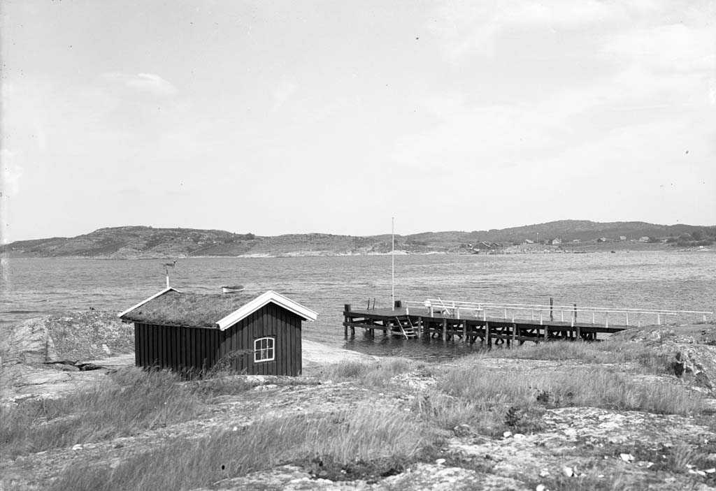 Enligt fotografen: "D. 13 juli 1935 Konsulinnan Aspegren Solbacka Stenungsön".
Uppgifter från givaren: Hundholmen, båthus, brygga