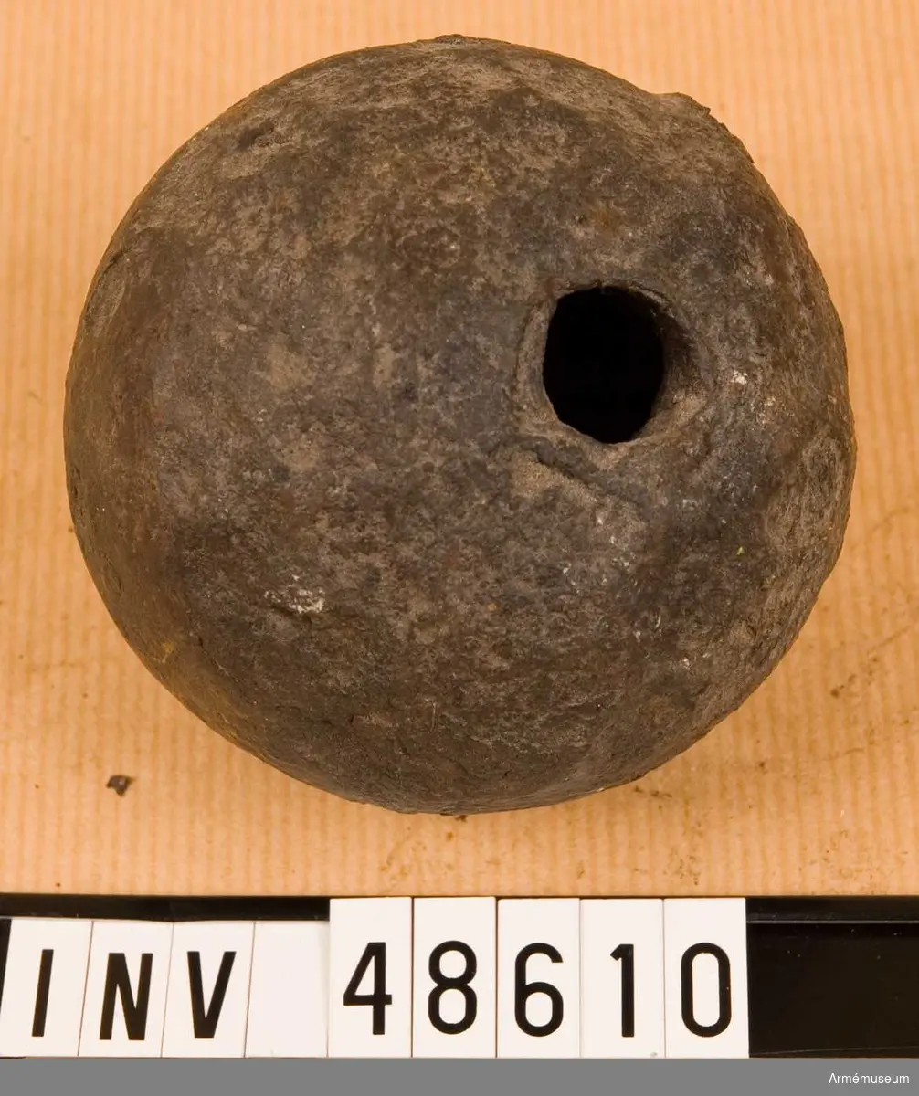 Grupp E IX.
Ammunitionseffekter från slaget vid Landskrona 1677. Diameter 7,5 cm. Mätt efter 1705 års artillerimåttstock.

Granaten är tom.