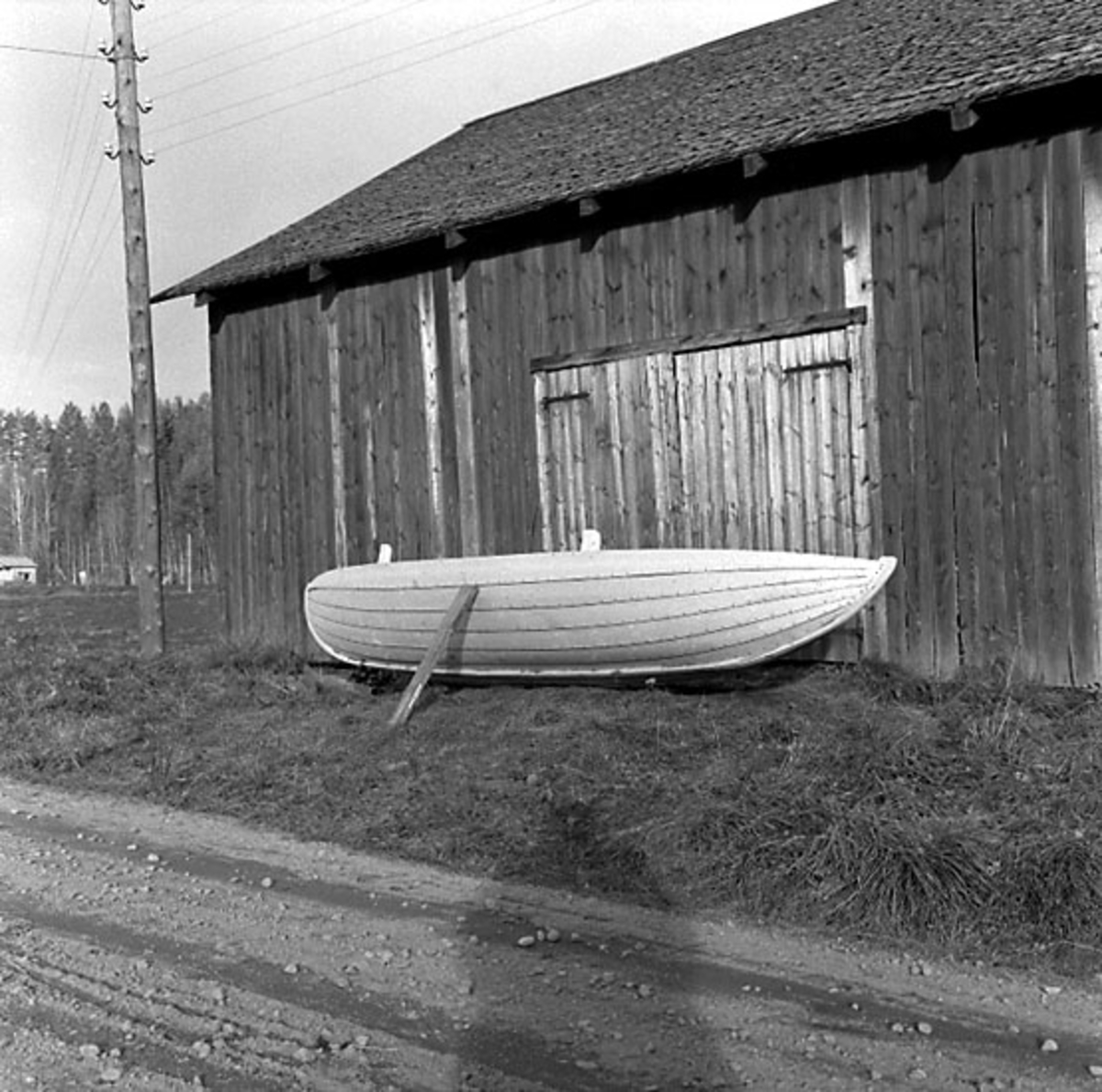 Fotografiet är taget: 1957

Båtbyggeri norra Sverige innehåller intreörer, 165 s.v. kop.
18 neg. till 18 av kop. finns i neg.ark. nr. 1929:1-2 filmnr. 119 och 120.
Format 6x6 10x10