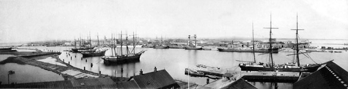Landskrona. Fotot taget från Gråen, 1890-talet. T.h. i förgrunden fosfatfabrikens utlastningskaj.