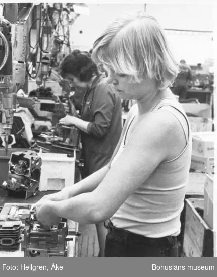 Arbetare vid Jonsereds fabriker som monterar en motorsåg.