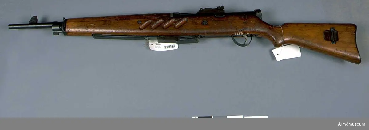 Vapnet märkt med (SA) stämpel (Suomen Armeija) och "SS-41".

Samhörande nr är 2709-2710: 1 kulsprutepistol, 1 gevärsrem av väv. 