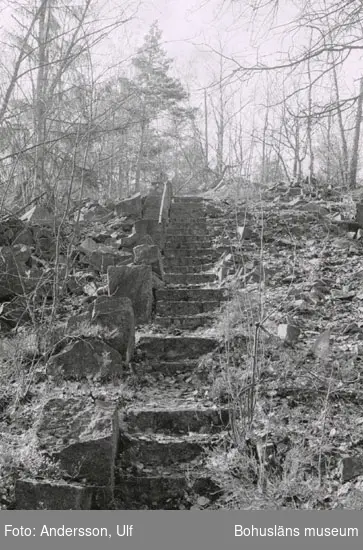 Bohusläns samhälls- och näringsliv. 2. STENINDUSTRIN.
Film: 8

Text som medföljde bilden: "Trappa i huggen granit vid Käringhultets storbrott. April -77."