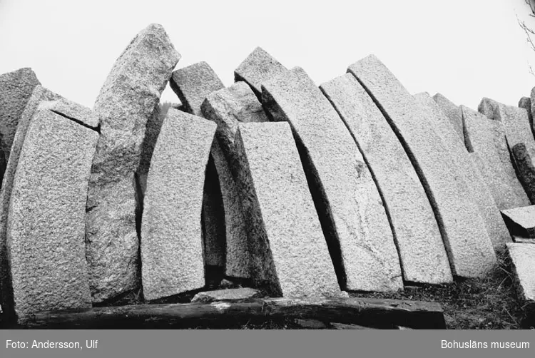 Bohusläns samhälls- och näringsliv. 2. STENINDUSTRIN.
Film: 28

Text som medföljde bilden: "Kroksten" -radiesten, stenen är huggen efter mall. April 1977."
