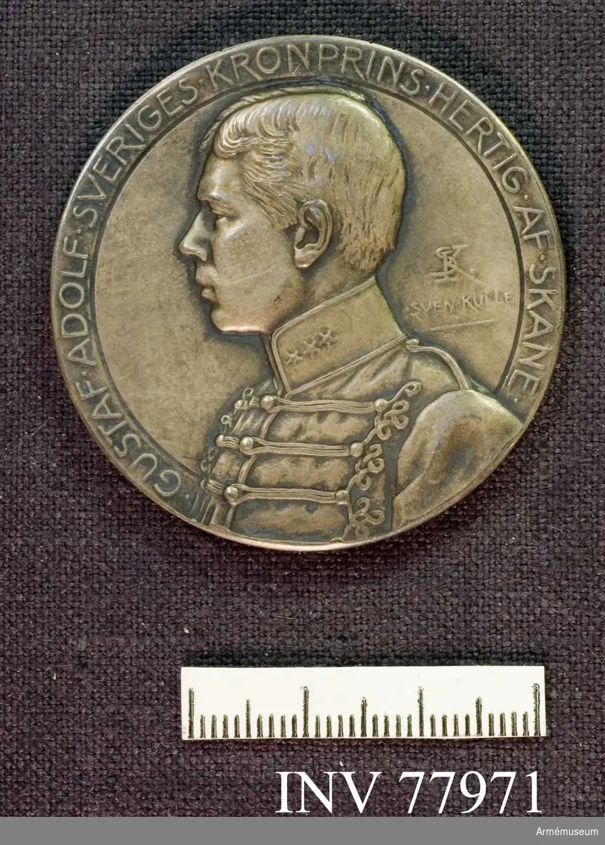 Grupp: M II.
Medalj, silver "Jubileumsutställingen i Landskrona 1913" "Gustaf Adolf Sveriges Kronprins Hertig av Skåne" (Gustaf VI Adolf som ryttmästare).
Graverad av Sven Kulle.