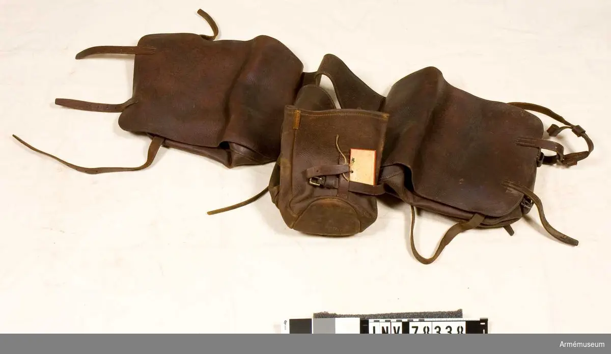 Grupp: K I. 
2 par packfickor till sadel med tillbehör för artilleriet 1885.


