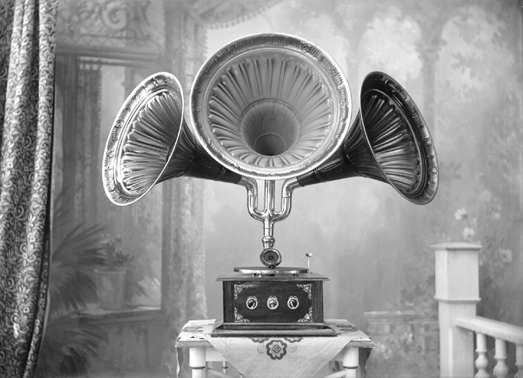 En trattgrammofon med tre trattar sedd framifrån