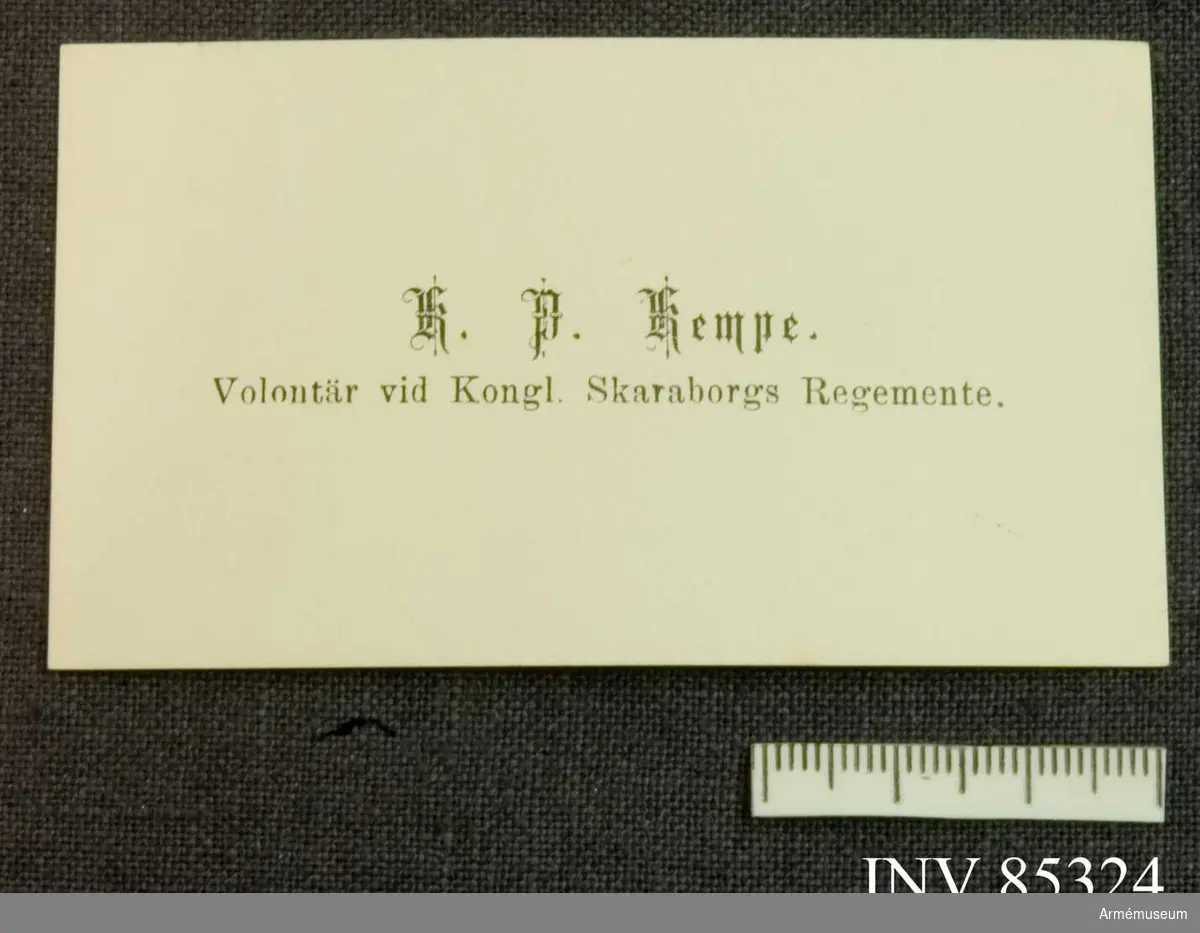 Grupp M V.
Visitkort för K.P. Kempe, volontär samt senare distinktionskorpral vid Kongl. Skaraborgs regemente 1889-1895 (sedermera polis i Skövde)