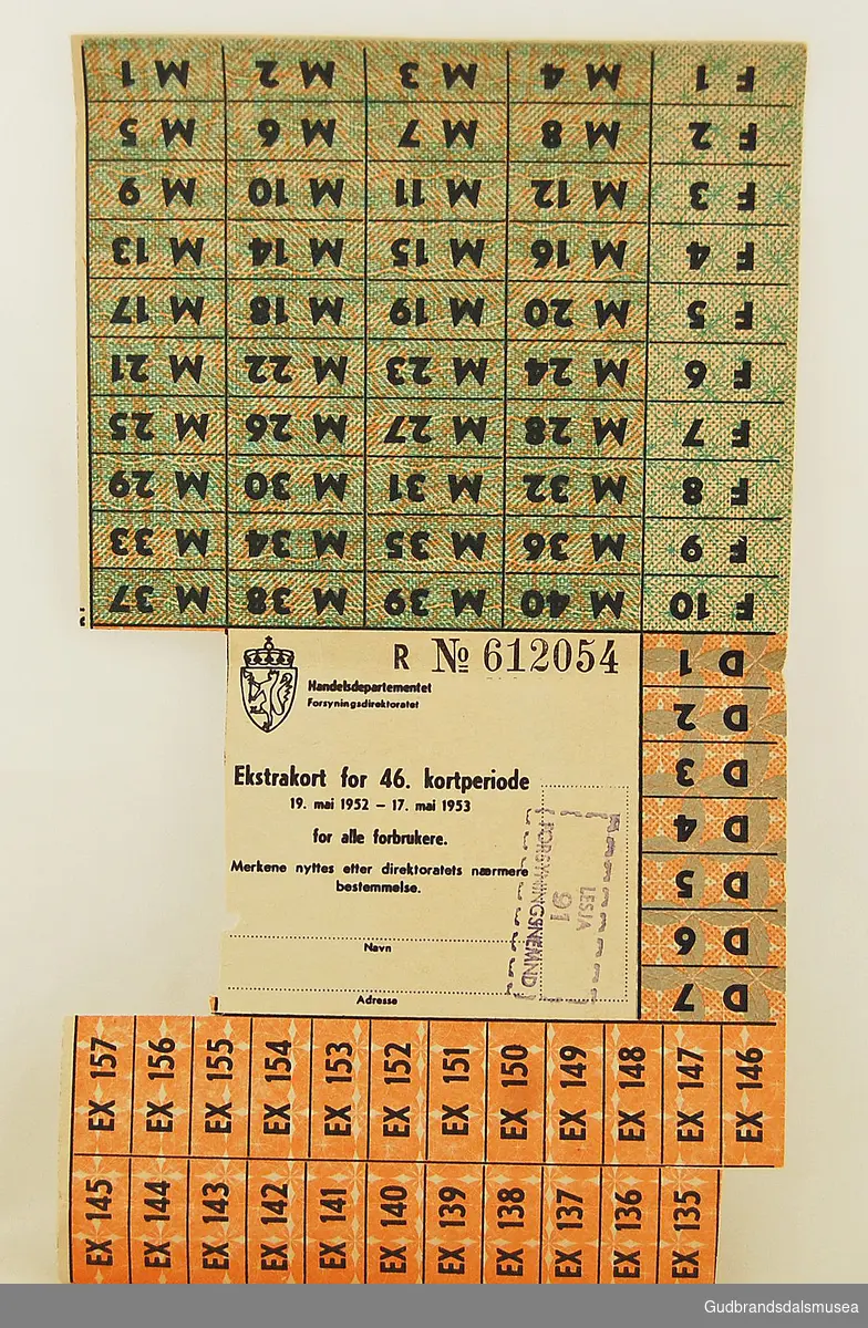 Tre rasjoneringskort av tynn kartong, ekstrakort for 46. kortperiode gjeldende matvarer, fra Lesja forsyningsnemd. Kortene er likt klippet, og har nummer 612054, 612055 og 612056.