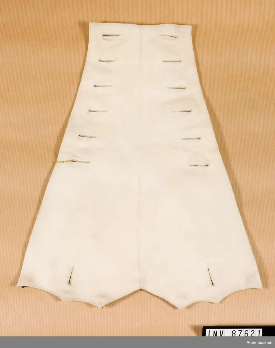 Grupp C I.
Revär, 1866, av vitt kläde för vapenrock (ulanka) med två rader knapphål (sex stycken i varje) på övre sidan fodrade med vitt bomullstyg. På baksidans övre del fem hyskor för att fästa revär till vapenrock.
