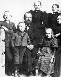 Theodor Tollefsen med familie