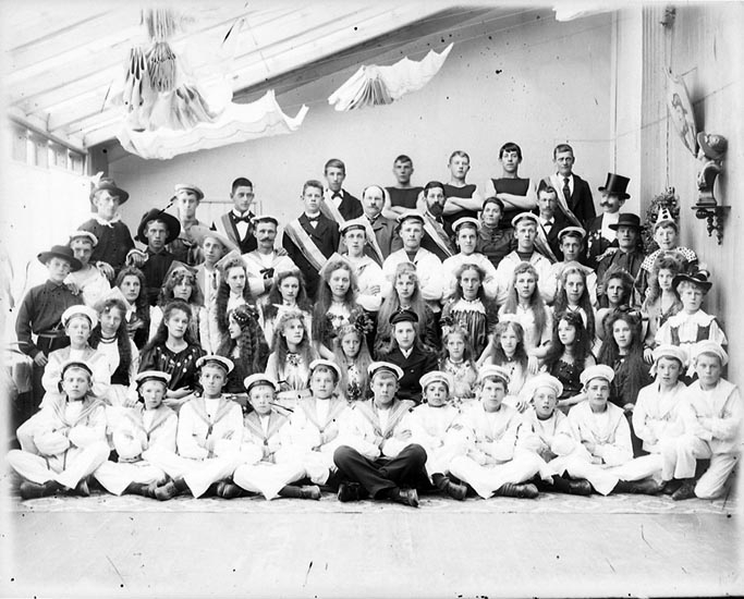 "Ateljéfoto av medlemmar i nykterhetsloge, klädda till kostymfest. A. Hansson fotoateljé som Thure Nihlén övertog 1906."
