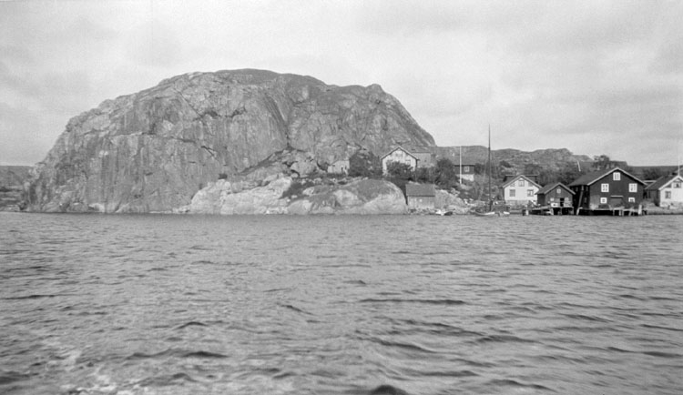 Enligt senare noteringar: Hamburgsund, Slottet från båten. 21 Augusti 1922.