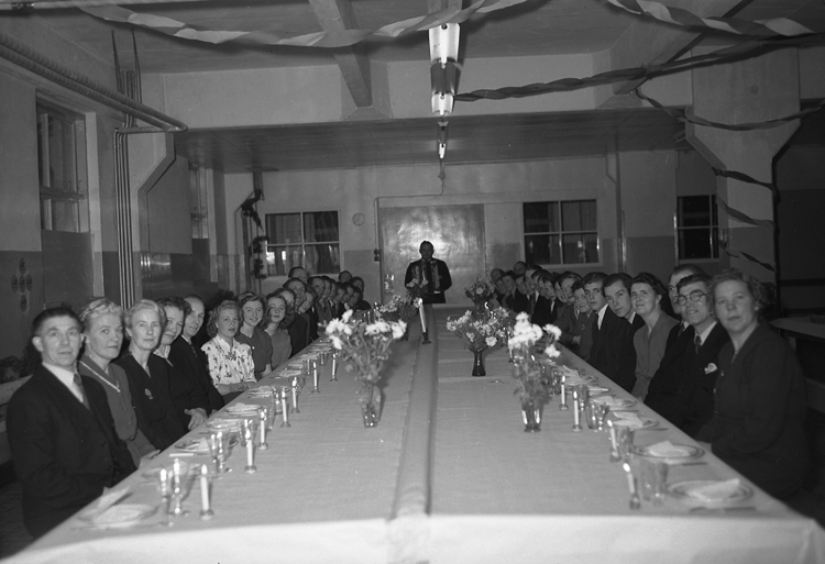 Text till bilden: "Luciafest hos Gullmarens Preserving Co. 1947.12.13".