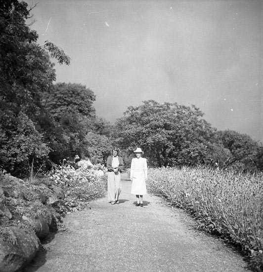 Kvinnor på promenad i trädgården, Morlanda Säteri