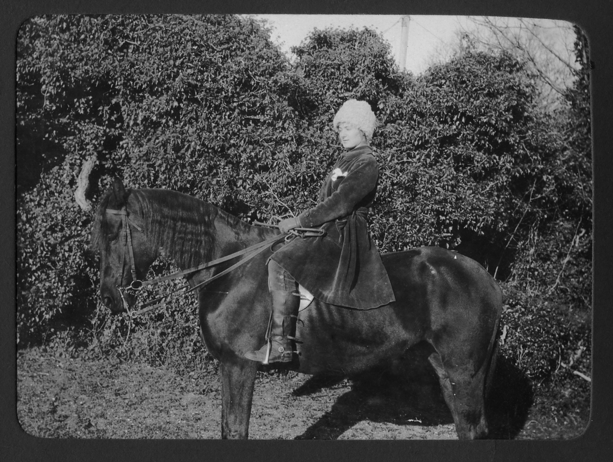 Cintra Kay på sin ridhäst 1919