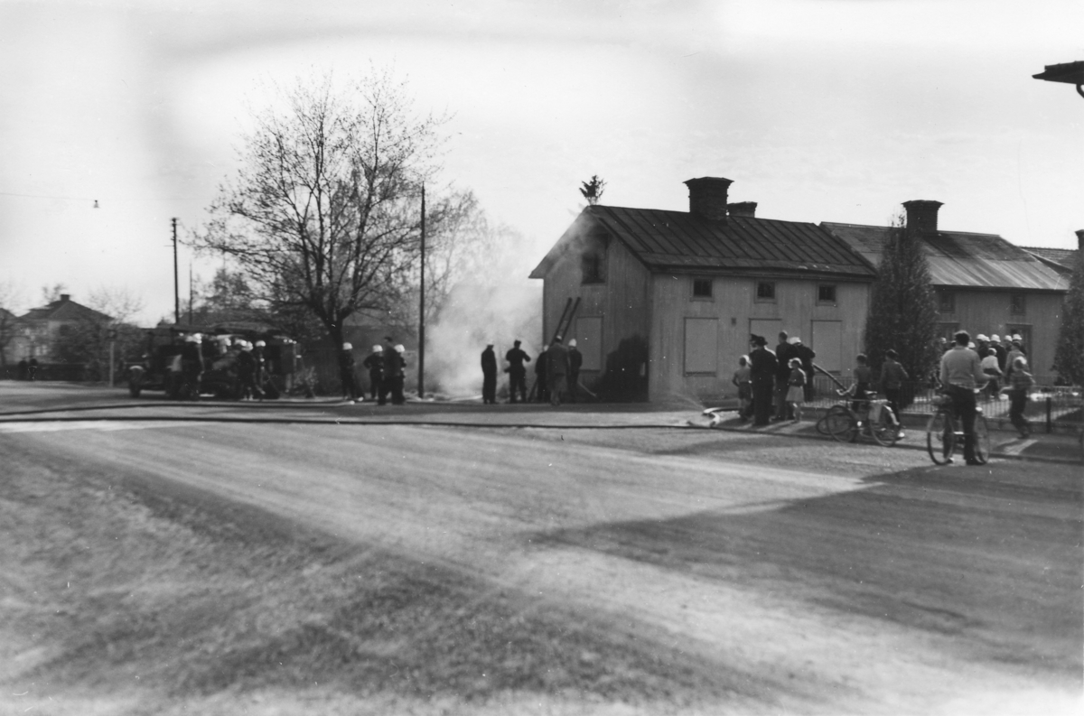 Enköping, stadsägan 231, Kölnbacksgatan 1 A, brandövning våren 1954, från Fjärdhundragatan, mot väster