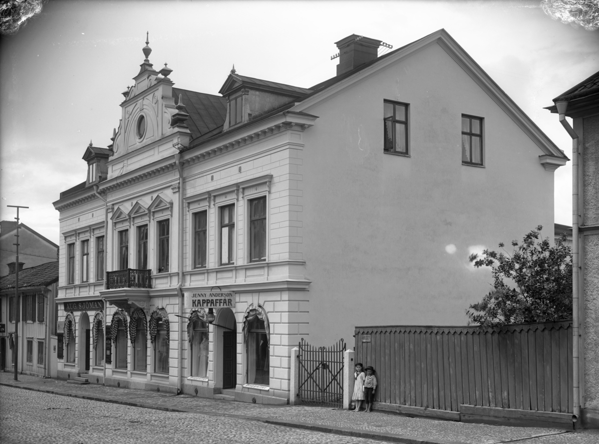 Barn vid "Sjömanska huset", Kyrkogatan 16, Enköping, vy från öster, tidigast 1904.