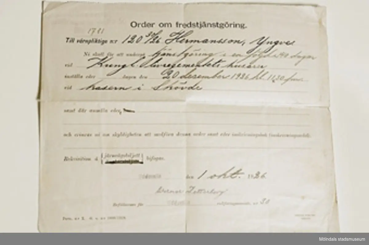 Brev om order om fredstjänstgöring vid Kungliga Livregementets husarer vid kasern i Skövde. Brevet är utfärdat i Uddevalla den 1 oktober 1926.
