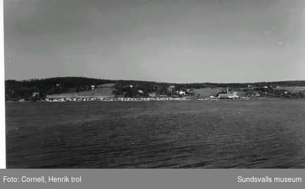 Utsikt från Kaptensudden över brädgårdarna på Alnösidan (Karlsvik ?)
