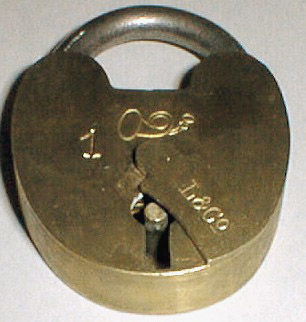 Hänglås, oval format med en lucka framför nyckelet. På luckan
en inskription: "L&Co". Till vänster om nyckelhålet siffran 1,
instansat i metallen. Ovanför nyckelhålet finns en mindre postsymbol
av den typ som användes före 1912 då postsymbolen fastställdes.