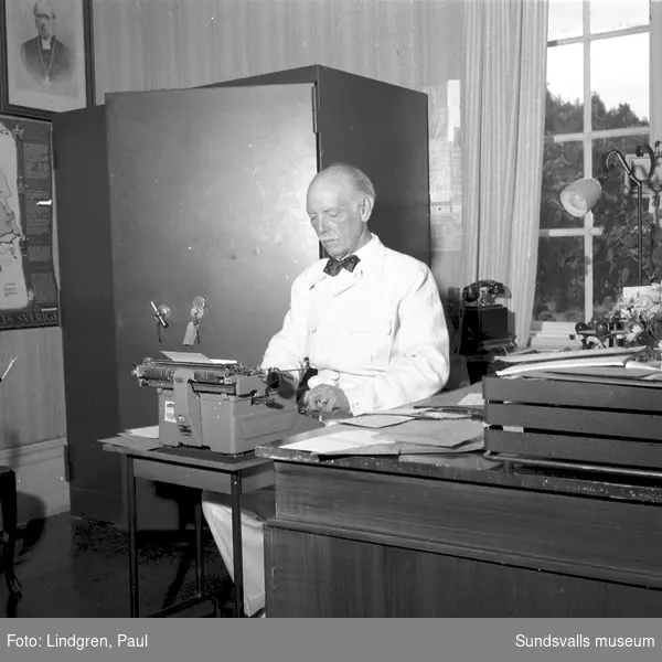 Kyrkoherde Wiking på sitt kontor och i sitt hem i Liden.