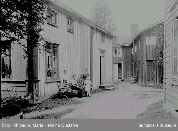 Slaktare Pettersson med familj utanför sitt hus på Norrmalm