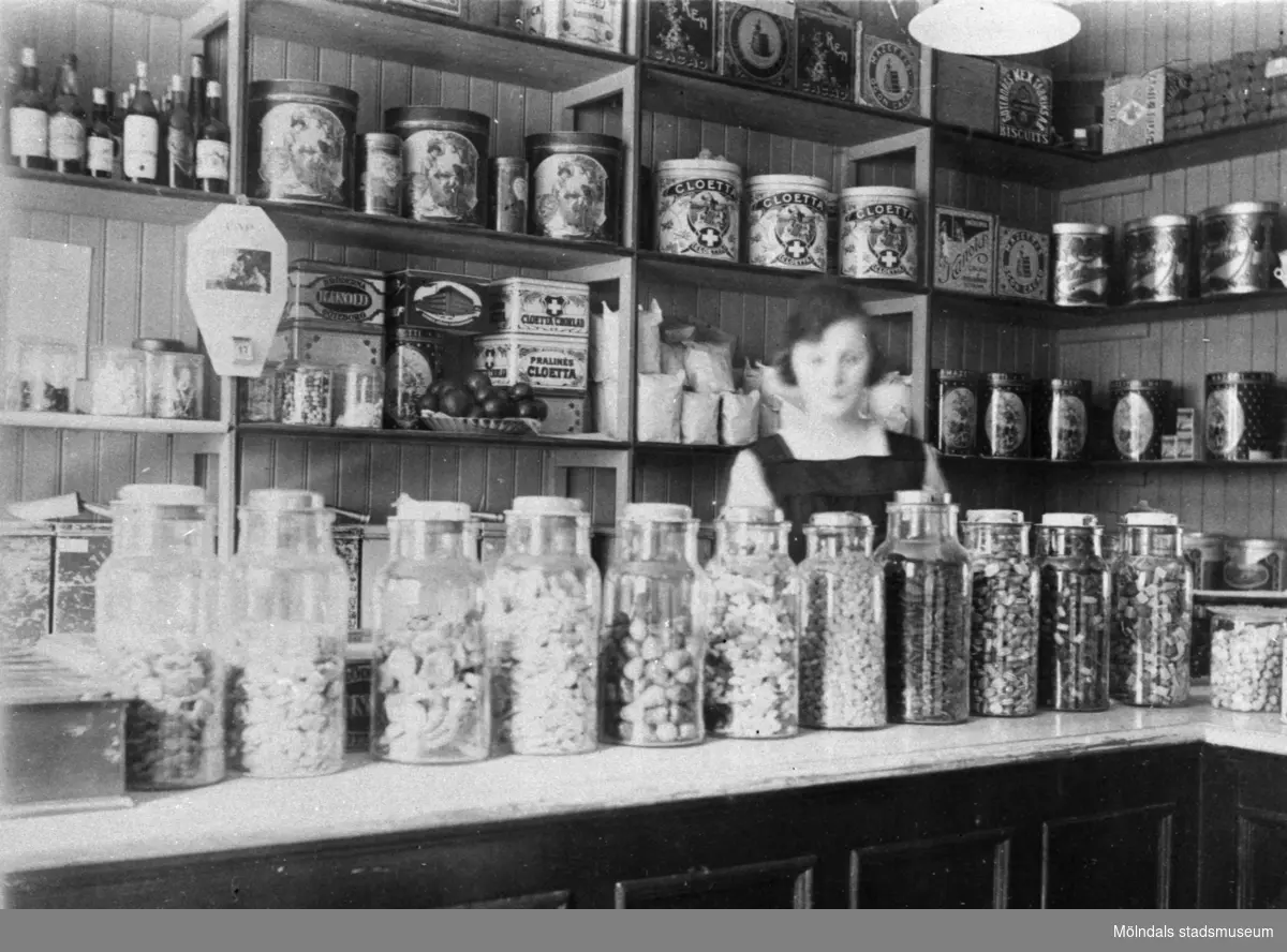 Interiörfotografi från Magnussons kaffehandel vid Götaforsliden i Mölndals kvarnby. 1920–30-tal.
