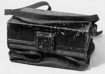 Tömningsväska med järnram och bärrem, själva väskan är
kombinerad med en låda av järnbleck med mekanisk inrättning.