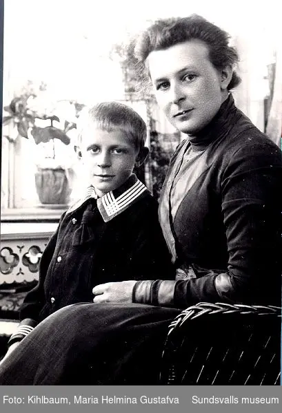 Nils Kihlbaum med sin mor (okänt namn), son till Axel Kihlbaum, Östersund (bror till Maria Kihlbaum) Fotot taget på glasverandan i Villa Hasselbacken. Det var konsuln och grosshandlaren Carl Wilhelm "Kåve" Kihlbaum, bror till Axel som köpte Villa Hasselbacken år 1900, han avled på sin 50-årsdag 1907.