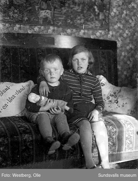 Sven-Olov och Anne-Marie Westberg, barn till Linnea och Olle Westberg, i familjens bostad i LO-villan, Gustvfsberg, 1930.