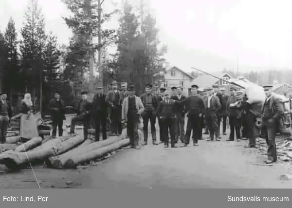 Alby 1898. "Torget" med järnvägsstationen i bakgrunden. Gruppbild.