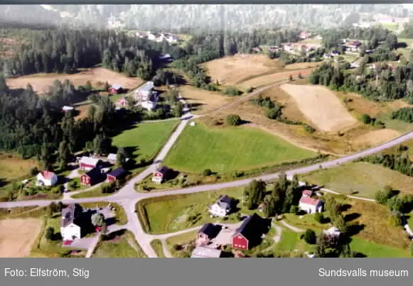 Flygfotografering av byarna runt Klingsta tjärn, sensommaren 1999
