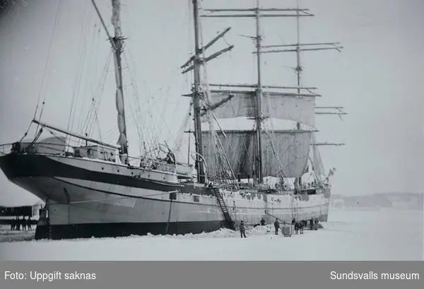4-mastbarken Archibald Russel, Mariehamn, infrusen vintern 1925-1926 i Skönvik. Avgick 25 maj  1926 till Melbourne.