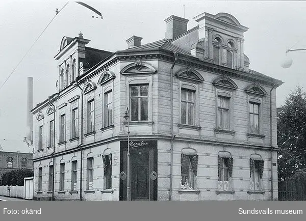 Äldre stenhus uppfört 1894 och rivet 1946 på Rådhusgatan 1. Arkitekt  Knut Gyllencreutz ritade huset. Från början innehades hörnbutiken av den puckelryggige urmakaren Ernst Westman.