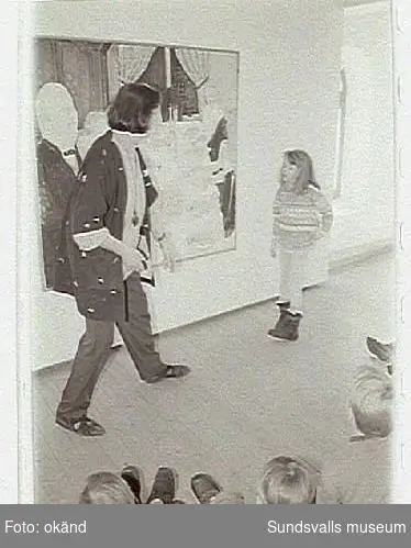 Öppna förskolans verksamhet i museets "Barnens galleri". ser på konst i museets utställningar.