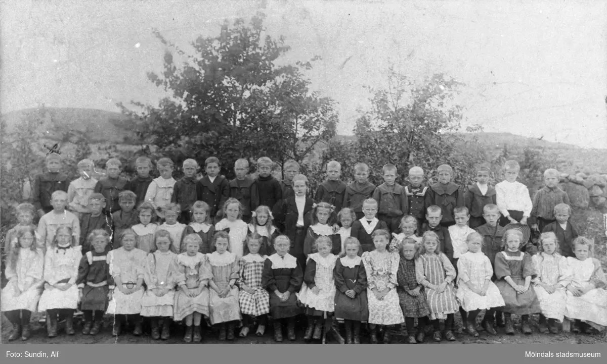 Exteriört klasskort på första klass i Kållered 1907. Namnuppgifter saknas.