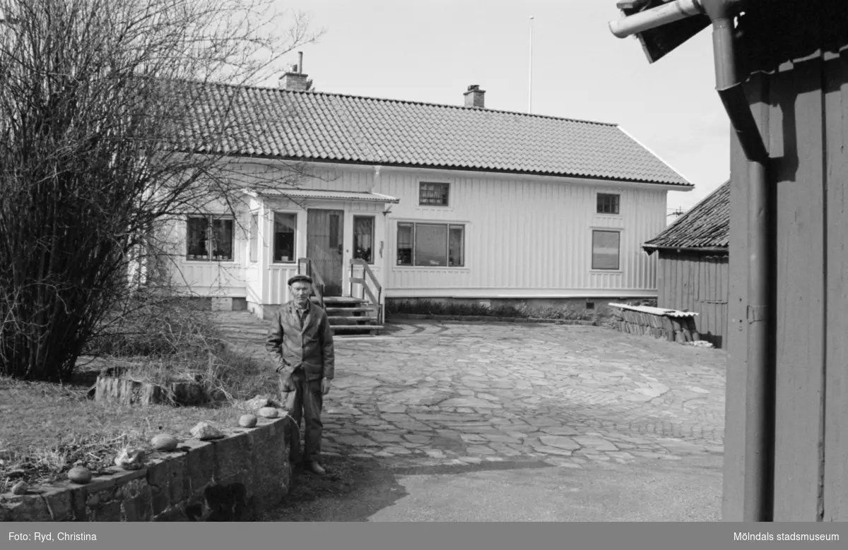 Byggnadsdokumentation av bostadshus vid Heljered 1:20 (1:2) i Kållered, 1992. Paul Eriksson står framför huset.
