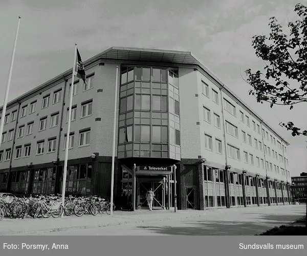 Telias kontorsbyggnad, kv. Öskaret, Skepparegatan 3. 1989 antog Kommunfullmäktige en översiktsplan för centrala Sundsvall, vilken medgav kontorshus på Norrmalm. FFNS Arkitekter i Sundsvall ritade Telias byggnad.