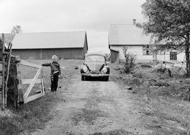 Brevbärare Gert Stjernqvist får hjälp med grindöppning av
sin lillebror, Norra Duvhult. Vikarierande bilåkande lantbrevbäraren Gert Stjernqvist, på
linjen Lönsboda-Duvhult.

Foto maj 1961.